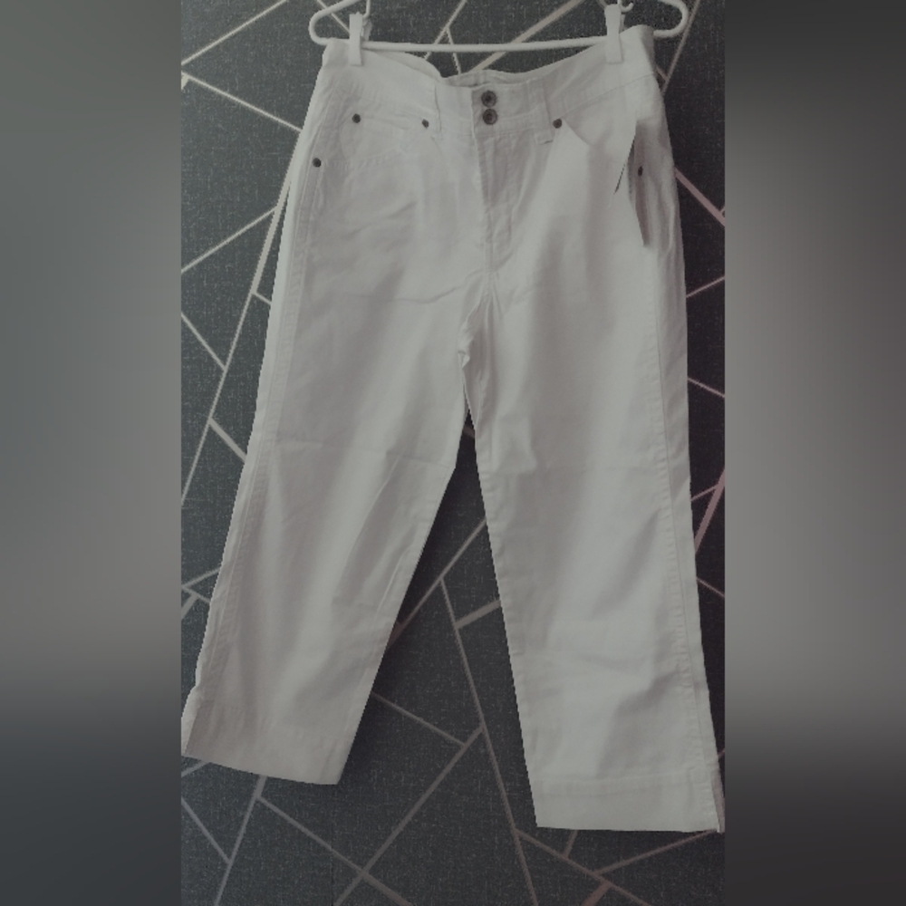 NEW Jones's & Co white Capris size 10